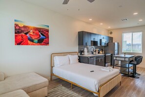 開放式客房, 1 張加大雙人床, 非吸煙房 | 書桌、手提電腦工作空間、熨斗/熨衫板、免費 Wi-Fi