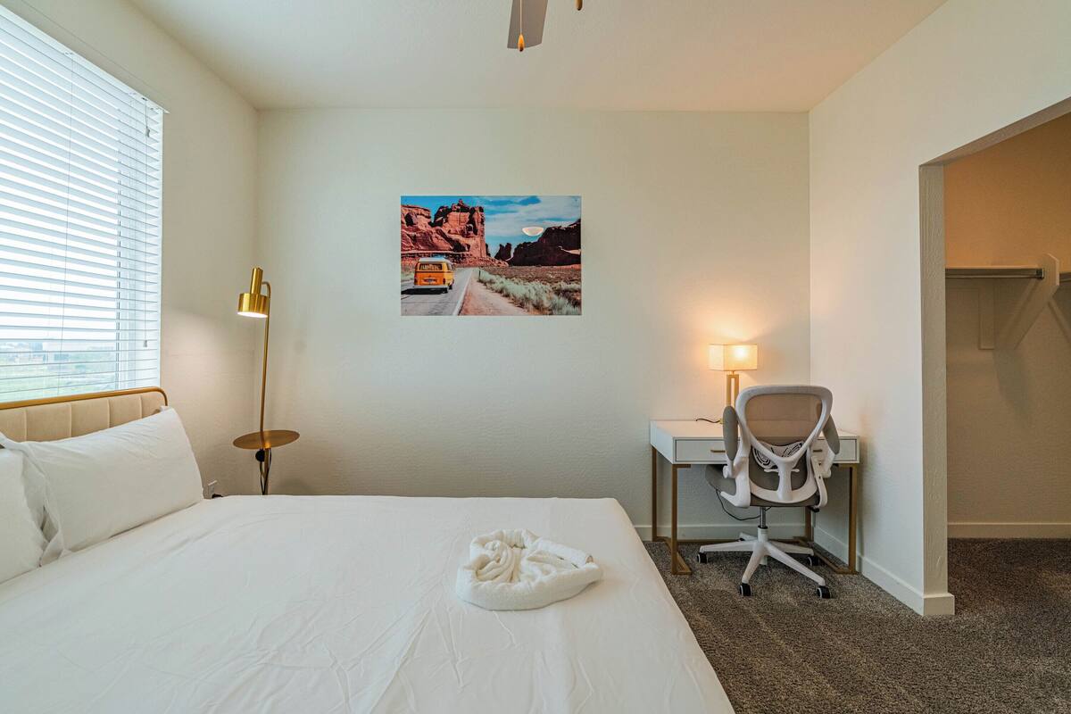 Yhden hengen huone, 1 keskisuuri parisänky, tupakointi kielletty | Työpöytä, kannettavalle tietokoneelle sopiva työtila