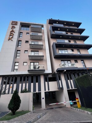 Exterior - Golden luxury studio apartment at Cantonments+Pool (Accra)