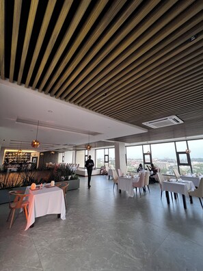 Dining - Golden luxury studio apartment at Cantonments+Pool (Accra)