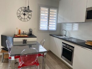 Microwave, oven, dishwasher, coffee/tea maker - MARYCEL T2 with Terrace wifi Clim and garage (BANDOL)