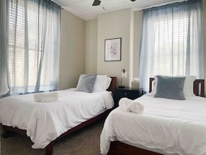 2 habitaciones, escritorio, tabla de planchar con plancha y wifi gratis 