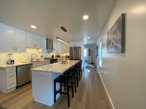 Newly Renovated 2BR House Just Minutes from Shows, Outlets, Events, and Shopping