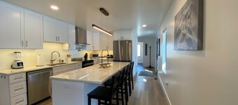 Newly Renovated 2BR House Just Minutes from Shows, Outlets, Events, and Shopping