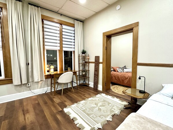 1 habitación, tabla de planchar con plancha, internet y ropa de cama 