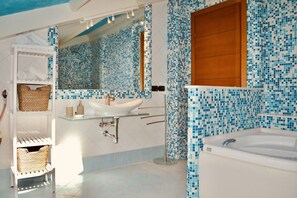 A modern bathroom with a large mirror, a bathtub, and a sink. - Casuzza Bedda - Appartamento con vista mare (Trappitello)