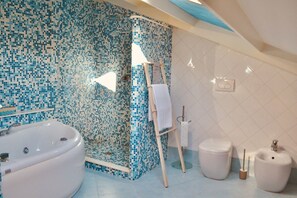 Tina de hidromasaje, secadora de cabello, bidet, toallas 