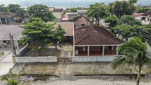 Un quartier résidentiel avec des maisons, une cour pavée et un palmier.
