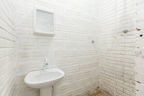 Shower, towels, toilet paper - Memora Guesthouse - Suite 160 meters from the beach and 15 minutes from Ilha do Mel (Honey Island). (Pontal do Paraná)