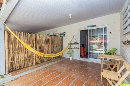 Terrace/patio. Memora Guesthouse - Suite 160 meters from the beach and 15 minutes from Ilha do Mel (Honey Island).