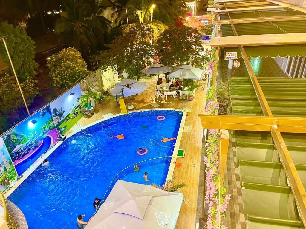 15 outdoor pools