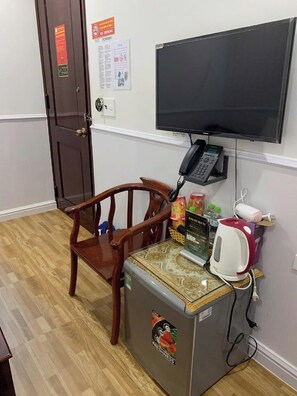 Habitación económica doble, 1 cama de matrimonio, baño privado, frente a la playa | Minibar