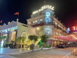 ด้านหน้าที่พัก - ตอนเย็น/กลางคืน