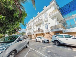 Tempat letak kenderaan sendiri percuma, letak kenderaan valet percuma