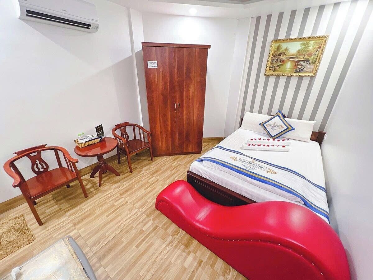 Doppia Standard, 1 letto queen, bagno privato, di fronte alla spiaggia | Una scrivania, postazione laptop, tende oscuranti, insonorizzazione