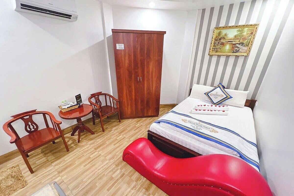 Doppia Standard, 1 letto queen, bagno privato, di fronte alla spiaggia | Una scrivania, postazione laptop, tende oscuranti, insonorizzazione