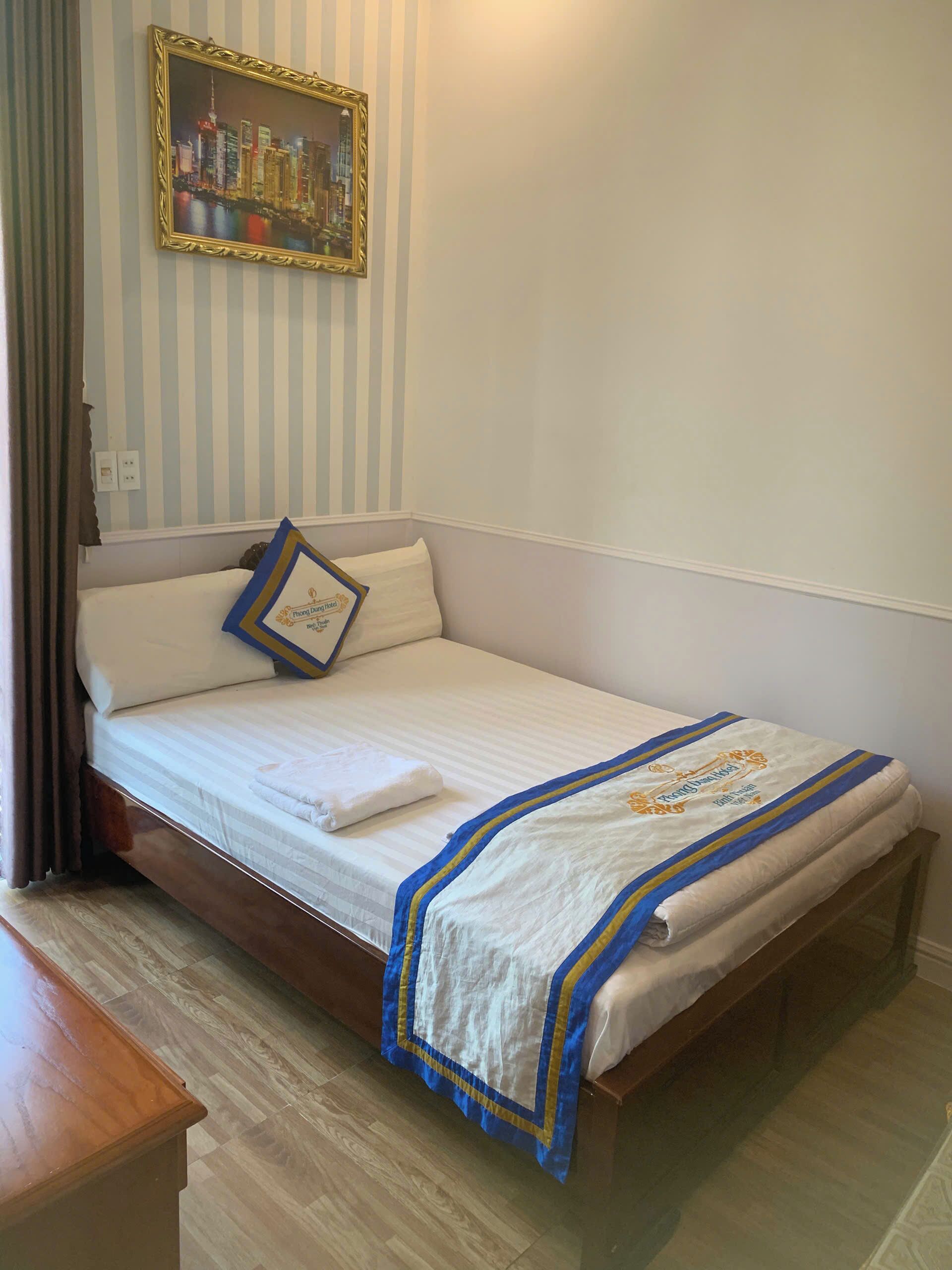 Habitación doble estándar, 1 cama Queen size, balcón, vista al patio | Escritorio, espacio para trabajar con laptop y cortinas blackout 