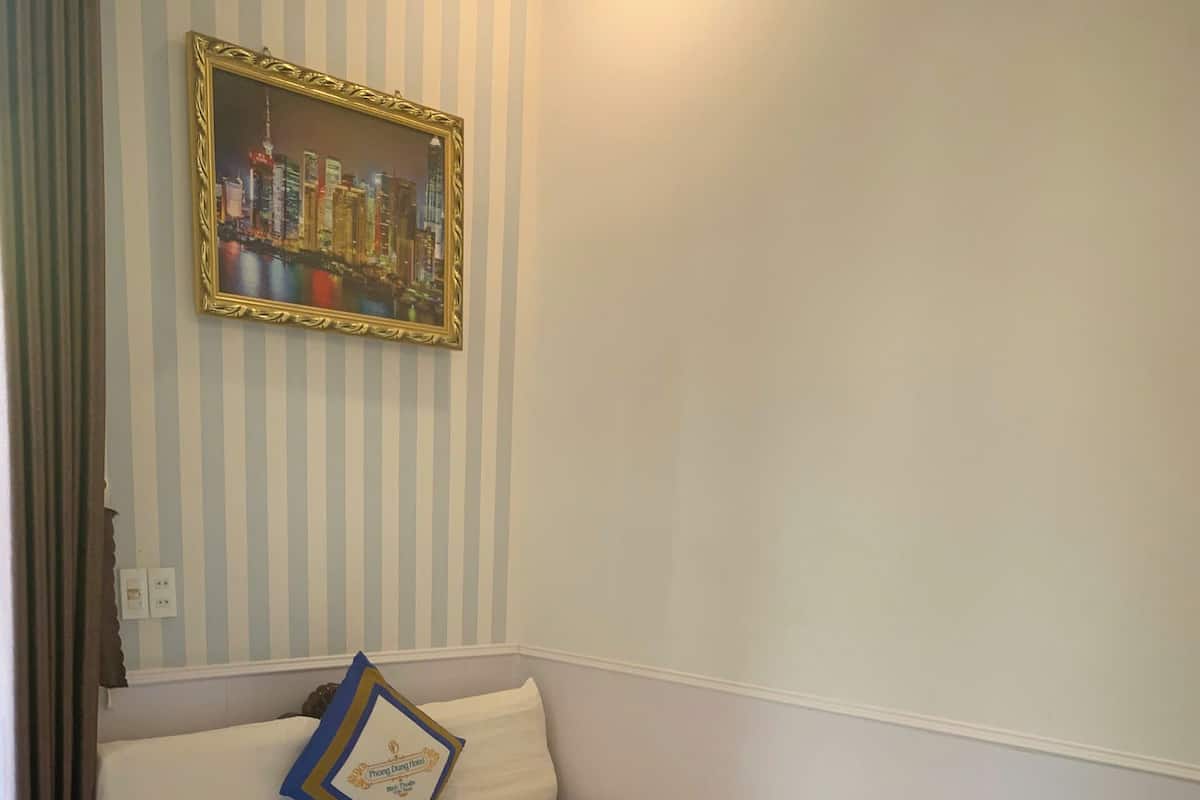 Habitación doble estÔndar, 1 cama Queen size, balcón, vista al patio | Escritorio, espacio para trabajar con laptop y cortinas blackout