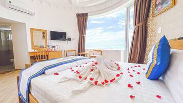 Dobbeltrom – premium, 1 kingsize-seng, strandutsikt, sjøvendt | Skrivebord, skrivebord for bærbar PC, blendingsgardiner og lydisolert