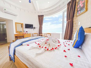 Habitación doble Premium, 1 cama King size, vista a la playa, frente al mar | Escritorio, espacio para trabajar con laptop y cortinas blackout 