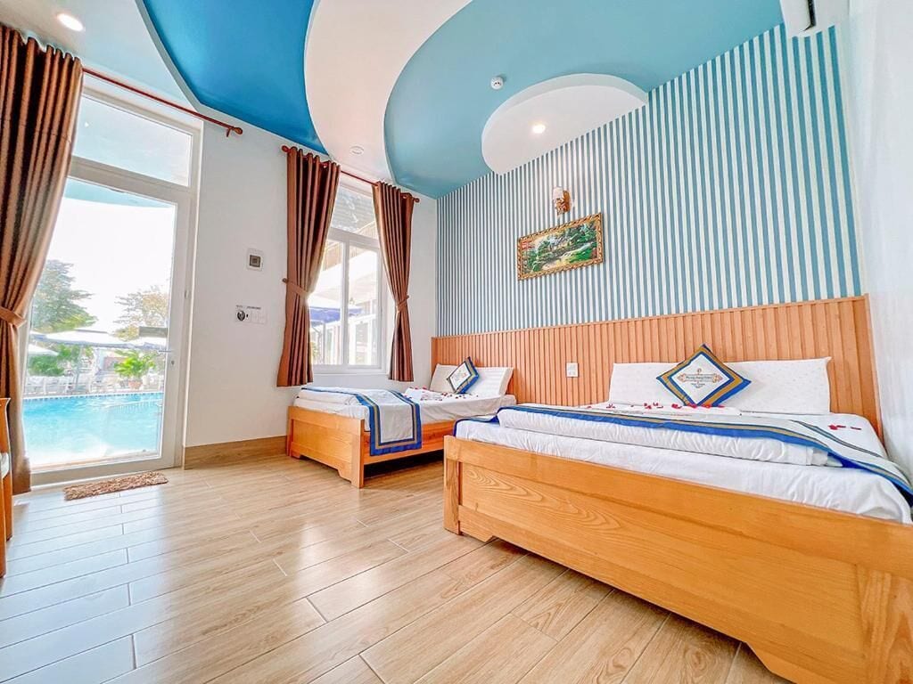 Phòng 4 dành cho gia đình, 2 giường cỡ queen, quang cảnh hồ bơi, cạnh hồ bơi | Bàn, khu vực làm việc phù hợp cho laptop, màn/rèm cản sáng 