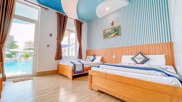 Phòng 4 dành cho gia đình, 2 giường cỡ queen, quang cảnh hồ bơi, cạnh hồ bơi | Bàn, khu vực làm việc phù hợp cho laptop, màn/rèm cản sáng