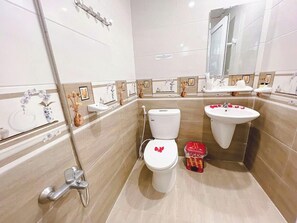 Habitación estándar doble, 1 cama de matrimonio, baño privado, frente a la playa | Ducha del cuarto de baño