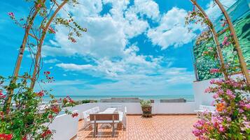 Dobbeltrom – premium, 1 kingsize-seng, strandutsikt, sjøvendt | Utendørsservering