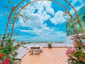 Habitación doble Premium, 1 cama King size, vista a la playa, frente al mar | Restaurante al aire libre