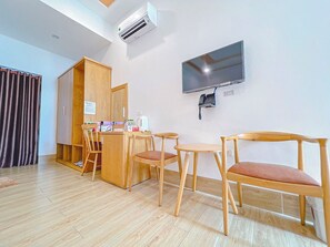 ห้องแฟมิลี่สำหรับสี่ท่าน, เตียงควีนไซส์ 2 เตียง, วิวสระว่ายน้ำ, ริมสระว่ายน้ำ | ภายใน