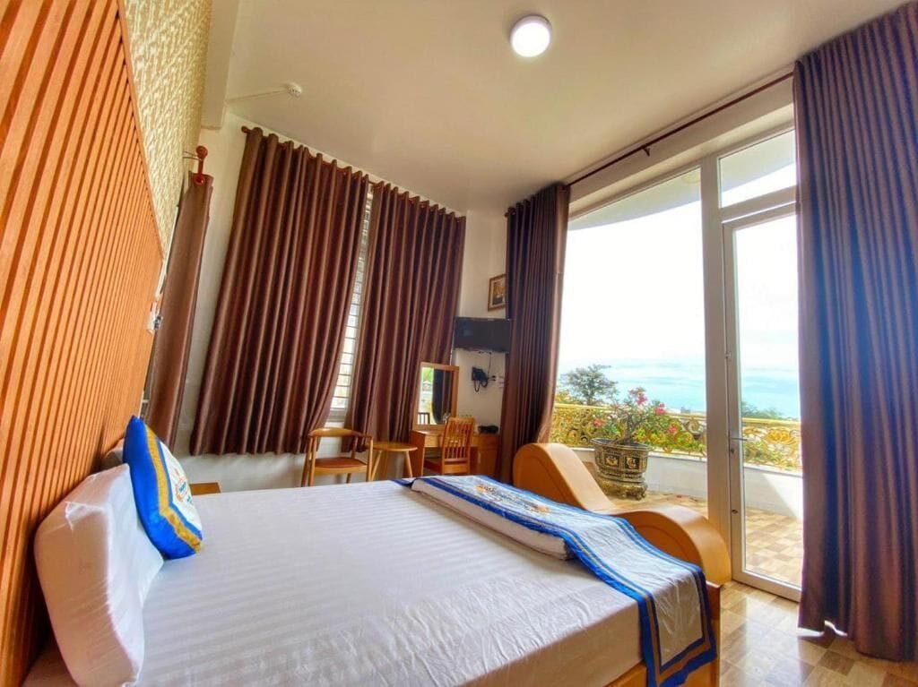 Deluxe Double Room, 1 King Bed, Sea View, Sea Facing | Desk, laptop workspace, blackout drapes, soundproofing