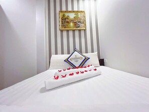 Doppia Economy, 1 letto queen, bagno privato, di fronte alla spiaggia | Una scrivania, postazione laptop, tende oscuranti, insonorizzazione