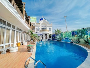 15 outdoor pools