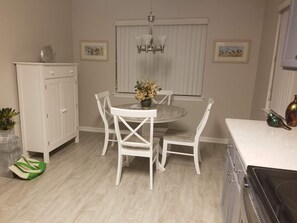 Dining - 2-bedroom condo in lovely Ocean View with nature views. (Ocean View)