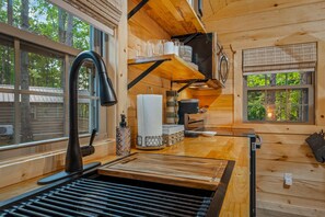 Kylskåp, mikrovågsugn, ugn och spishäll