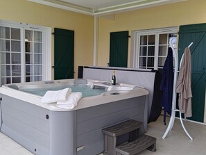 Outdoor spa tub - Gîte du Nouguès, 6 - GARREY (GARREY)