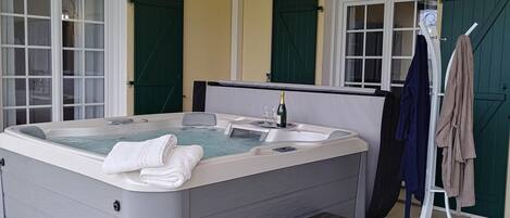 Tina de hidromasaje al aire libre