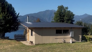 A small building with a flat roof, a chimney, and a window. - Cabaña El Tilo - Getaway with a view of Ranco Lake (Riñinahue)