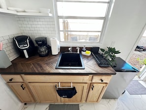 Fridge, microwave, stovetop, coffee/tea maker - Stylish Orlando Studio – 2 Queens, Fast WiFi, Patio & Near Theme Parks (Orlando)