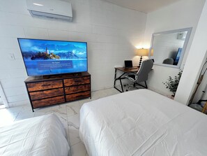1 bedroom, in-room safe, iron/ironing board, free WiFi - Stylish Orlando Studio – 2 Queens, Fast WiFi, Patio & Near Theme Parks (Orlando)
