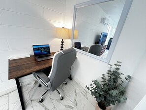 Business centre - Stylish Orlando Studio – 2 Queens, Fast WiFi, Patio & Near Theme Parks (Orlando)