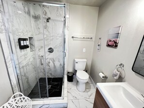 Hair dryer, towels, soap, shampoo - Stylish Orlando Studio – 2 Queens, Fast WiFi, Patio & Near Theme Parks (Orlando)