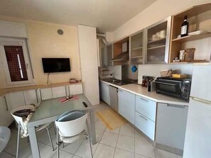 Fridge, microwave, stovetop, dishwasher - Holiday apartment mit Klimaanlage und Balkon (Lido di Jesolo)