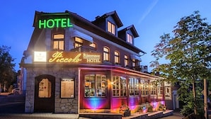 A hotel with a stone facade, large windows, and a sign that reads 'Ristorante Hotel.' - Hotel Restaurant Piccolo (Thale)