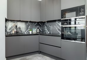 Fridge, microwave, oven, stovetop - Hanza Tower Studio 309 (Szczecin)