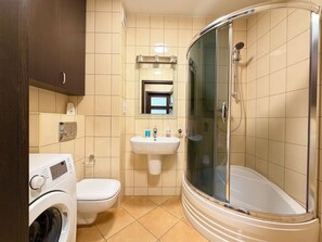 Shower, hair dryer, towels - Hłaski Urban Cozy Apartment (Wrocław)