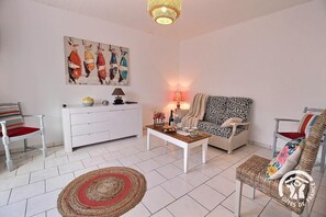 Télévision, livres, espaces bureaux