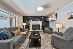 TV - Tahoe Pines Cabin | Sauna + Shuttle + EV (South Lake Tahoe)