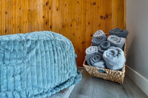 Interior - Tahoe Pines Cabin | Sauna + Shuttle + EV (South Lake Tahoe)