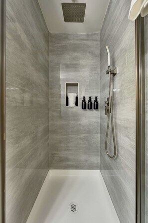 Shower, hair dryer - Tahoe Pines Cabin | Sauna + Shuttle + EV (South Lake Tahoe)